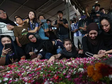Istri Gary Iskak, Richa Novisha (kedua kanan), bersama anak-anaknya dan kerabat berada di dekat pusara sang suami di Taman Pemakaman Umum (TPU) Tanah Kusir, Jakarta Selatan, Sabtu (29/11/2025). Isak tangis dan suasana haru mengiringi prosesi pemakaman mendiang Gary Iskak di Taman Pemakaman Umum (TPU) Tanah Kusir, Jakarta Selatan, Sabtu (29/11/2025). (Kapanlagi.com/Budy Santoso)
