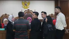 Terdakwa dugaan peredaran narkotika di Rumah Tahanan (rutan) Salemba, Muhammad Ammar Akbar alias Ammar Zoni (kanan) saat mengikuti sidang lanjutan kasusnya di Pengadilan Negeri (PN) Jakarta Pusat, Kamis (15/1/2025). Sidang lanjutan dugaan peredaran narkotika di Rumah Tahanan (rutan) Salemba dengan terdakwa Muhammad Ammar Akbar alias Ammar Zoni kembali digelar di Pengadilan Negeri (PN) Jakarta Pusat, (KapanLagi.com/Budy Santoso)