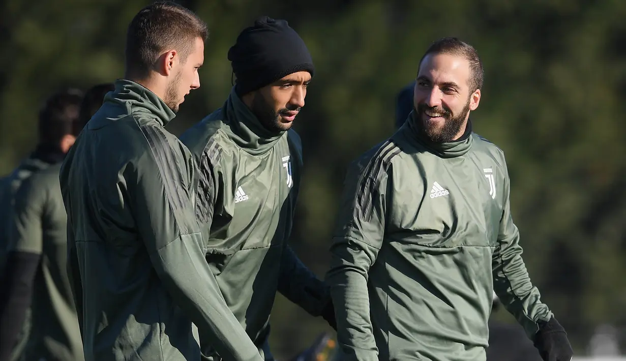 Pemain Juventus, Medhi Amine Benatia, berbincang dengan Gonzalo Higuain, Saat mengikuti sesi latihan jelang laga Liga Champions di Training Center Juventus, Minggu (3/12/2017). Juventus akan berhadapan melawan Olympiakos. (AFP/Marco Bertorello)