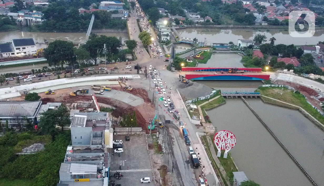 Foto udara pembangunan konstruksi jalan Tol Becakayu (Bekasi Cawang Kampung Melayu) seksi 2A di Bekasi, Jawa Barat, Selasa (14/6/2022). Saat ini Seksi tol tersebut yang sudah beroperasi adalah DI Panjaitan-Jakasampurna sepanjang 11,90 kilometer. (Liputan6.com/Herman Zakharia)