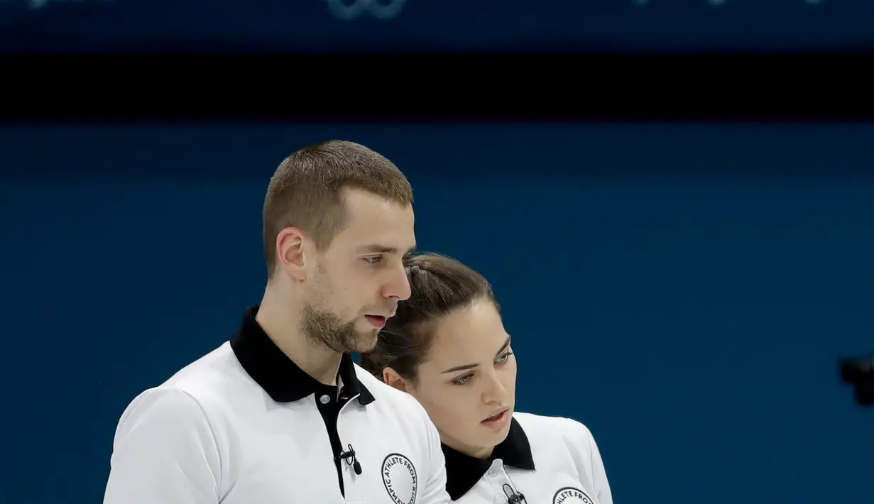 Ganda campuran curling asal Rusia, Anastasia Bryzgalova dan Aleksandr Krushelnitckii selama Olimpiade Musim Dingin Pyeongchang 2018, Kamis (8/2). Bryzgalova sendiri sudah menikah dengan Krushelnitckii pada pada Juni 2017 silam. (AP/Natacha Pisarenko)