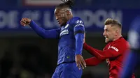 Penyerang Chelsea, Michy Batshuayi berebut bola udara dengan bek Manchester United, Luke Shaw pada pertandingan lanjutan Liga Inggris di Stamford Bridge, London  (18/2/2020). MU menang 2-0 atas Chelsea. (AFP Photo/Adrian Dennis)