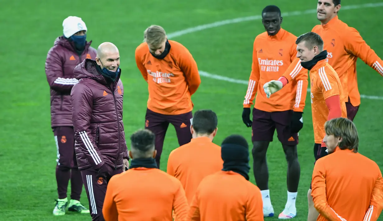 Pelatih Real Madrid, Zinedine Zidane memimpin sesi latihan timnya menjelang laga Liga Champions vs Shakhtar Donetsk di stadion Olympiyskiy di Kiev, Senin (30/11/2020). Real Madrid akan bermain tandang melawan Shakhtar Donetsk pada Selasa malam 1 Desember 2020 waktu setempat. (Sergei SUPINSKY/AFP)