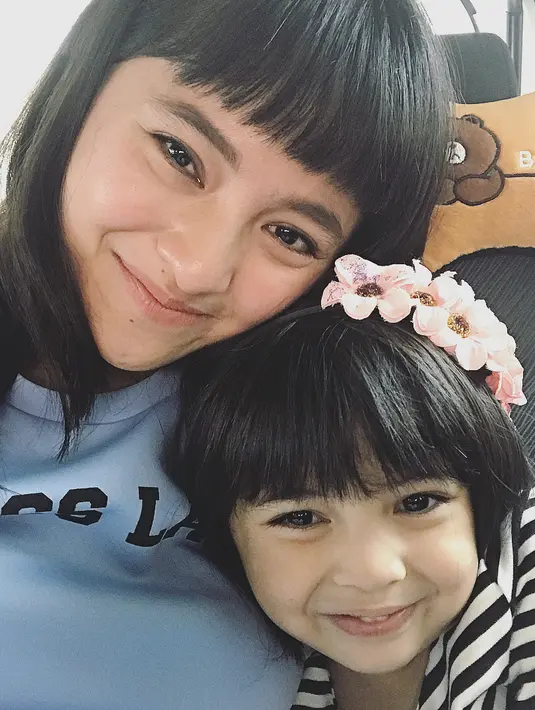 Sebuah kejutan sederhana diberikan janda satu anak itu pada buah hatinya, Sienna. Sambil menutup matanya berjalan memasuki apartemennya yang telah dihias balon. (Instagram/marshanda99)