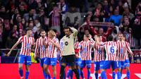 Ekspresi kekecewaan Jules Kounde usai gawang timnya kebobolan dalam laga Atletico Madrid vs Barcelona di leg pertama semifinal Copa del Rey 2025/2026, Jumat (13/2/2026). (AP Photo/Manu Fernandez)