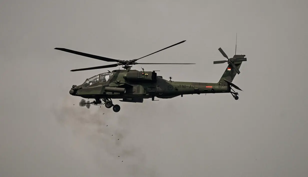 Serangan udara dari helikopter tempur serta suara tembakan silih berganti dalam latihan yang digelar selama dua jam tersebut. (JUNI KRISWANTO/AFP)