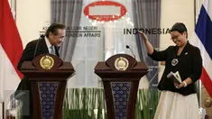 Menlu Retno Marsudi dan Menlu Thailand Don Pramudwinai usai memberikan keterangan pers di Gedung Pancasila, Kemenlu, Jakarta, Kamis (11/2). Keduanya melakukan pertemuan bilateral untuk meningkatkan kerjasama kedua negara. (Liputan6.com/Faizal Fanani)