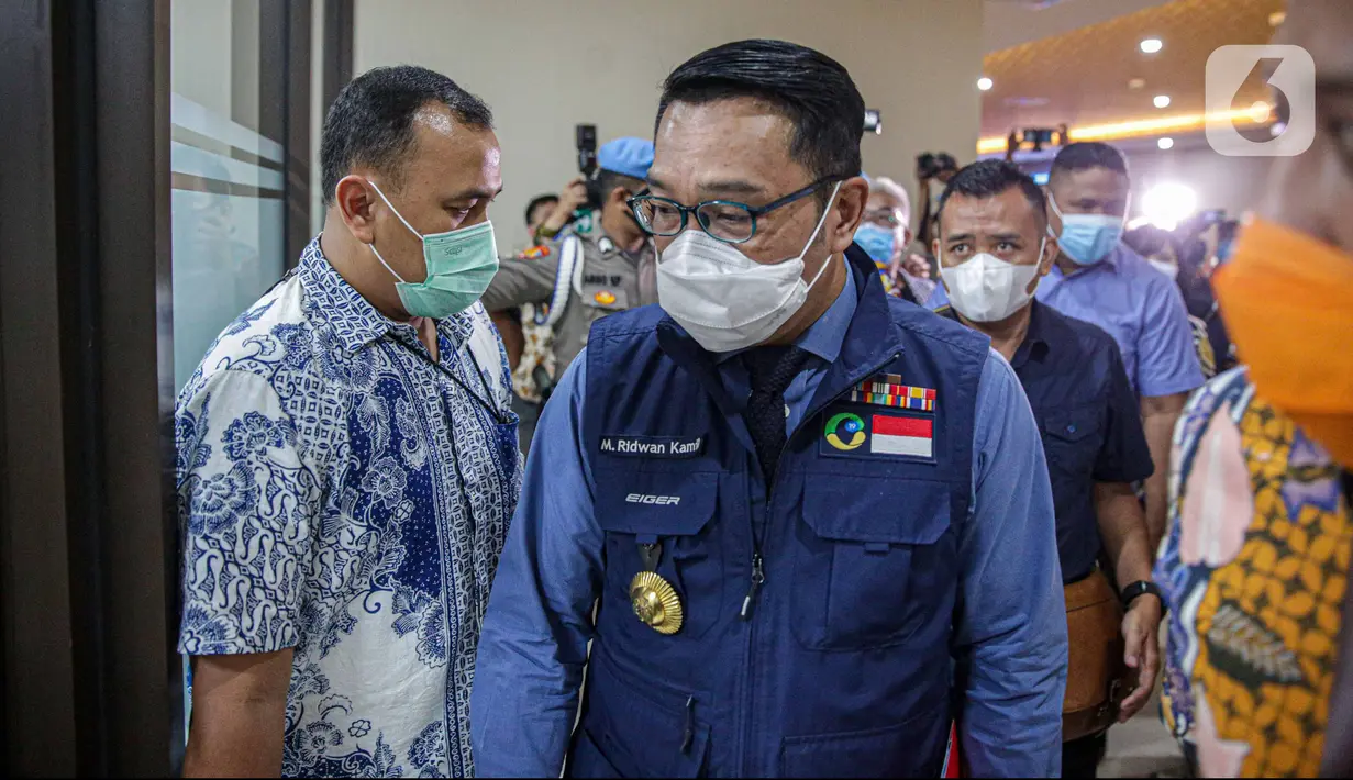 Gubernur Jawa Barat, Ridwan Kamil menuju ruangan pemeriksaan di Bareskrim Polri, Jakarta, Jumat (20/11/2020). Ridwan Kamil dimintai klarifikasi terkait dugaan pelanggaran protokol kesehatan Covid-19 di acara kerumunan yang melibatkan Rizieq Shihab di Megamendung, Bogor. (Liputan6.com/Faizal Fanani)