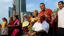 Menteri Desa, PDT dan Transmigrasi Eko Sandjojo mendorong kursi roda budayawan Wimar Witoelar saat mengikuti pawai budaya memperingati Hari Internasional Masyarakat Adat se-Dunia di Bundaran HI, Jakarta, Minggu (7/8). (Liputan6.com/Angga Yuniar)