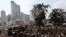 Suasana sisa kebakaran di Pasar  Inpres Tanah Abang, Jakarta, Minggu (11/10/2015). Kebakaran yang terjadi pada Minggu (11/10/2015) dini hari tersebut menghanguskan 136 kios (Liputan6.com/Immanuel Antonius)