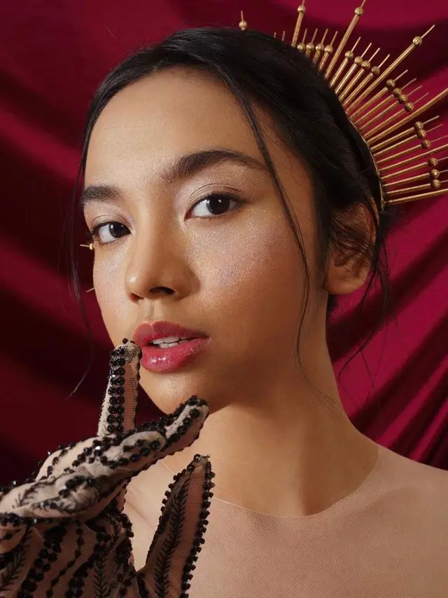 8 Gaya Pemotretan Terbaru Lyodra Ginting Pakai Dress dan Headpiece, Menawan bak Dewi