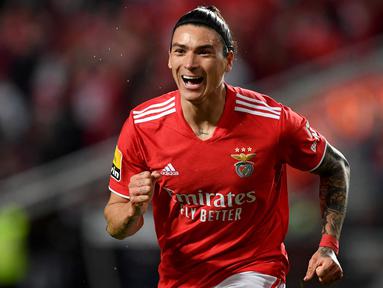 Liverpool memang gemar mendatangkan pemain berusia muda. Darwin Nunez menjadi nama terbaru yang direkrut oleh The Reds. Klub besutan Jurgen Klopp tersebut diketahui rela menggelontorkan dana sebesar 75 juta euro untuk mendatangkan sang pemain dari Benfica. Nunez sendiri masih berusia 23 tahun, di mana bakatnya masih sangat bisa dikembangkan. Selain dirinya, berikut deretan pemain U-23 termahal yang pernah dibeli Liverpool. (AFP/Patricia De Melo Moreira)