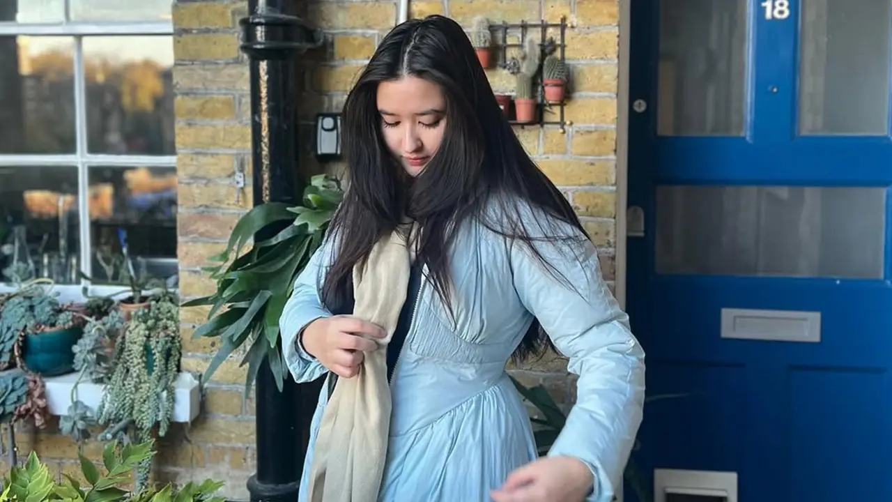 5 Inspirasi Padu Padan Outfit Biru ala Stephanie Poetri, dari Kasual hingga Elegan