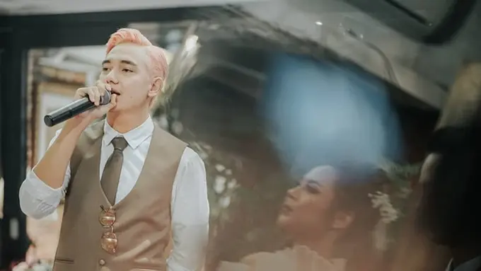 5 Potret Terbaru Adipati Dolken dengan Rambut Warna Pink, Nyentrik