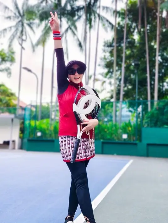 Kecenya Syahrini saat bermain tenis ini bikin para penggemarnya kian terpesona. Perempuan yang punya motto Maju Mundur Syantik ini memang senang berpenampilan stylish walaupun kegiatan yang ia lakukan berolahraga seperti bermain tenis. (Liputan6.com/IG/princessyahrini)