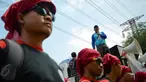 Massa yang tergabung dalam Federasi Serikat Pekerja Metal Indonesia (FSPMI) menggelar aksi di depan kantor BPJS Ketenagakerjaan, Jakarta, Kamis, (4/6/2015). Mereka menolak iuran sebesar 1,5 persen sesuai usulan Apindo. (Liputan6.com/Faizal Fanani)