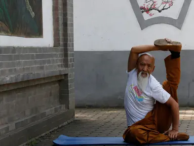 Master kungfu Li Liangui menunjukan kungfu Suogugong di sebuah taman di Beijing, China, pada 30 Juni 2016.  Upaya Li Liangui mempromosikan kungfu  belum membuat banyak orang tertarik dengan kungfu. (REUTERS/Kim Kyung-Hoon)