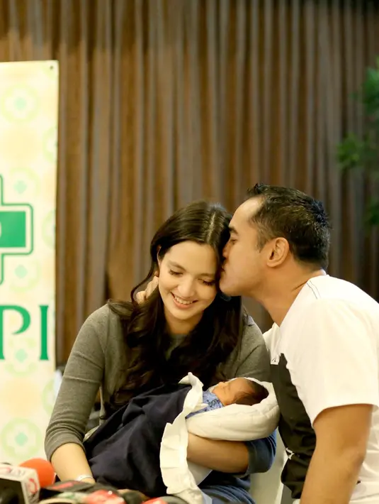 Nia Ramadhani mengaku lebih memilih melahirkan secara caesar, baginya lahiran secara normal amat menakutkan dan menyeramkan. (Andy Masela/Bintang.com)