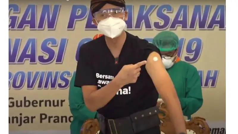 6 Potret Ganjar Pranowo Disuntik Vaksin COVID-19, Pertama di Jawa Tengah