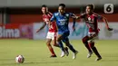 Pemain Bali United, Fadil (kanan), berebut bola dengan pemain Persib Bandung, Beckham Putra Nugraha, dalam pertandingan Babak Penyisihan Piala Menpora 2021 di Stadion Maguwoharjo, Sleman. Rabu (24/3/2021). Persib bermain imbang 1-1 dengan Bali United. (Bola.com/Arief Bagus)