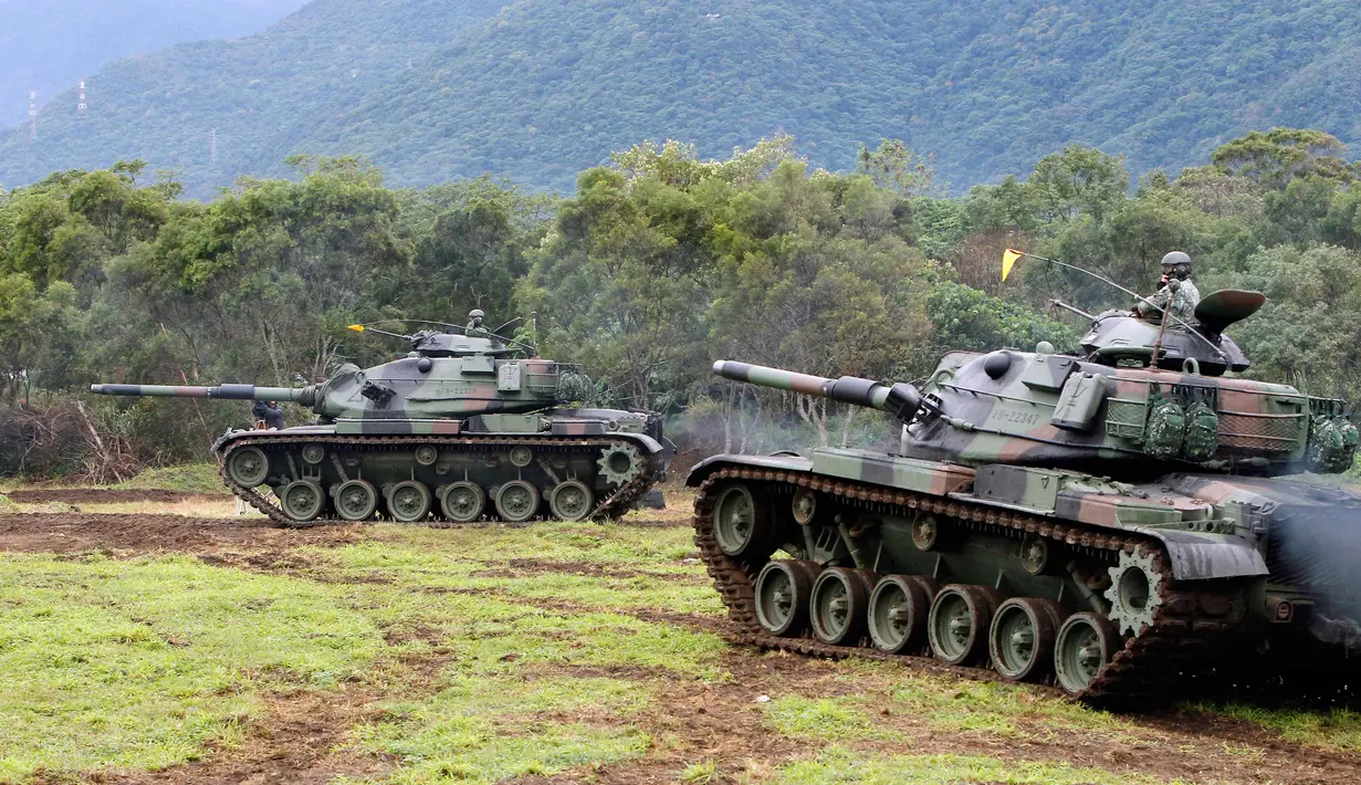 Tentara Taiwan membawa tank saat mengikuti latihan militer di Kabupaten Hualien, Taiwan timur, (30/1). Militer Taiwan memulai latihan gabungan dua hari untuk menunjukkan tekadnya untuk mempertahankan diri dari ancaman China. (AP Photo/Chiang Ying-ying)