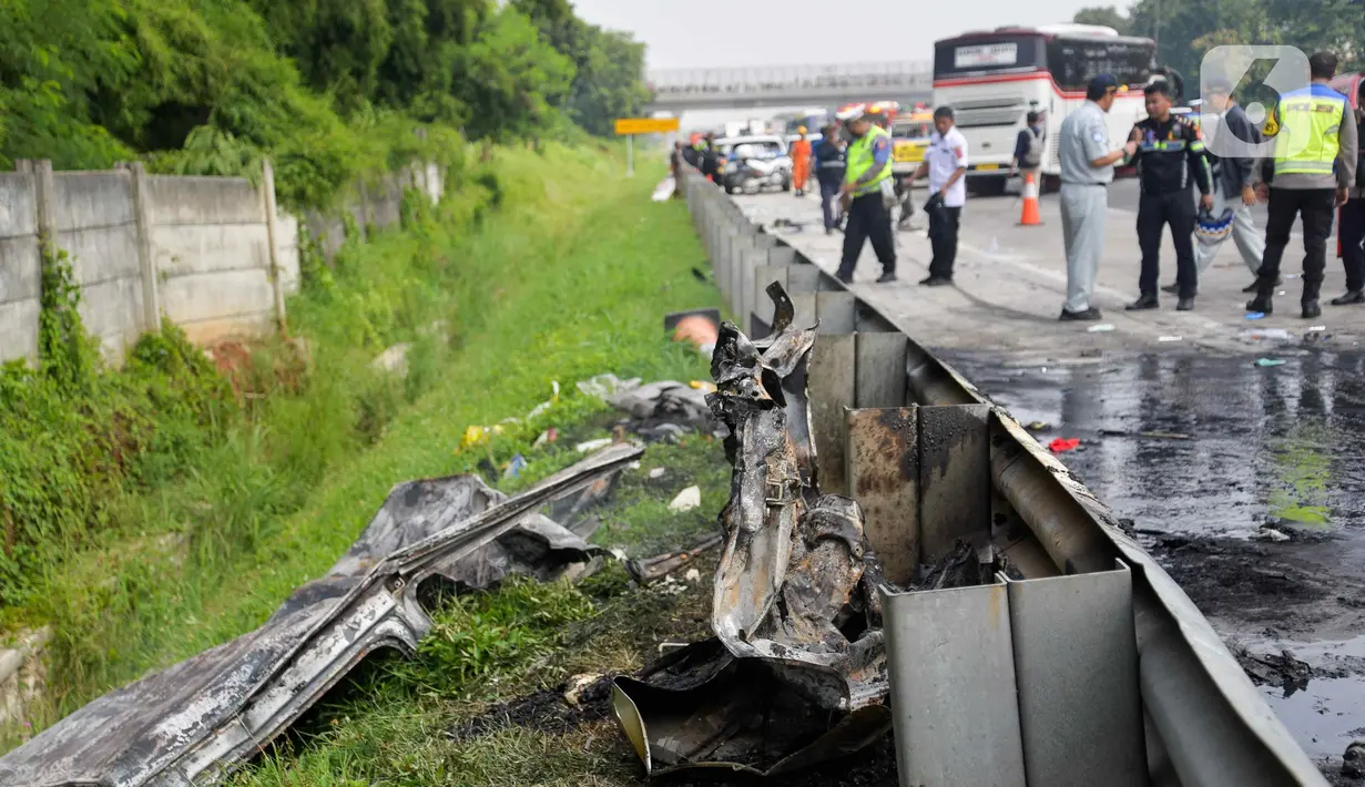 Suasana lokasi kejadian kecelakaan tabrakan maut di Tol Jakarta-Cikampek Km 58, Senin (8/4/2024). (Liputan6.com/Herman Zakharia)