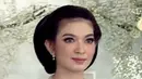 Saat momen pernikahan Kaesang Pangarep, Selvi Ananda terlihat menawan saat memakai kebaya. Ia terlihat anggun ketika momen Kaesang menikahi Erina Gudono. Pujian mengalir deras dari netizen melihat anggunnya Selvi Ananda. (Liputan6.com/IG/selvi_gibran)