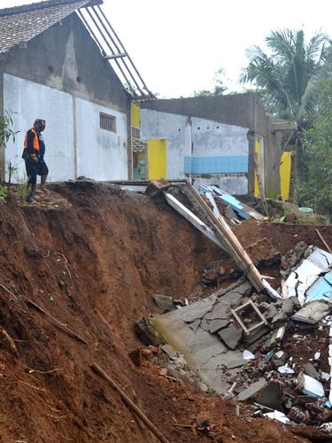 Ilustrasi – Longsor di Dusun Jatiluhur Desa Padangjaya, Majenang, Cilacap, sedikitnya merusak 24 rumah pada 2016 dan 2017. (Foto: Liputan6.com/Muhamad Ridlo)
