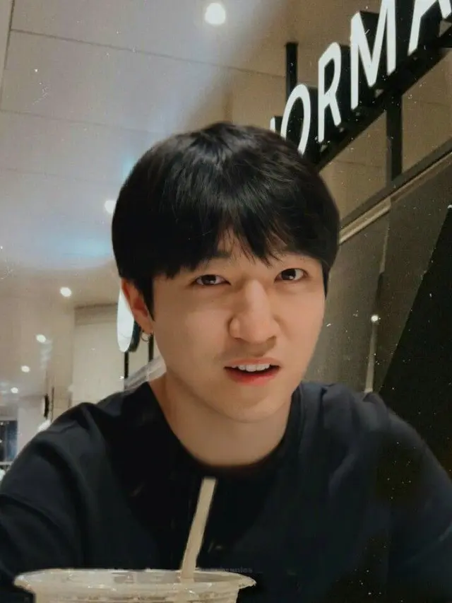 6 Editan Foto Idol K-Pop Lagi Nongkrong di Kafe Ini Bikin Halu