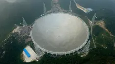 Teleskop Radio terbesar di dunia, Aperture Spherical Telescope atau FAST, terlihat pada hari pertama uji coba di Pingtang, Guizhou, China, Minggu (25/9). Berdiameter 500 meter, teleskop raksasa itu digunakan untuk mendeteksi keberadaan alien. (STR/AFP)