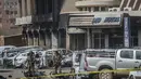 Petugas keamanan berjaga di luar hotel Splendid, Ouagadougou , Burkina Faso, (16/1).  Dikabarkan korban  tewas berjumlah 24 orang. (REUTERS / Joe Penney)
