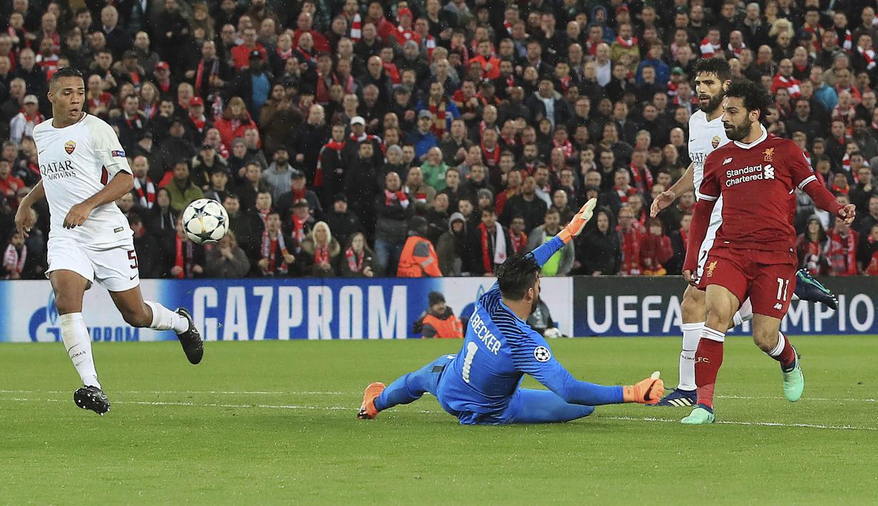 Proses terjadinya gol oleh striker Liverpool, Mohamed Salah, ke gawang AS Roma pada leg pertama semifinal Liga Champions di Stadion Anfield, Selasa (24/4/2018). Liverpool menang 5-2 atas AS Roma. (AP/Peter Byrne)