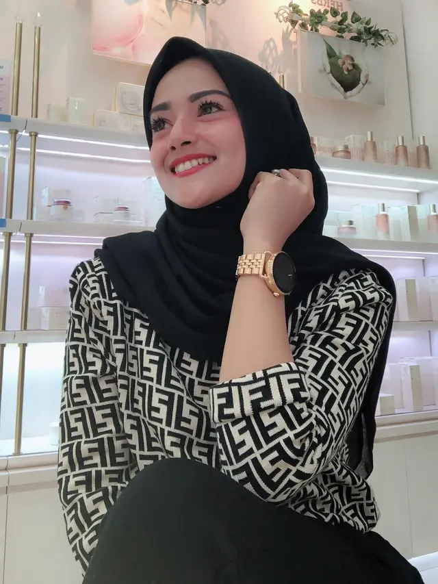 7 Potret Citra Monica saat Pakai Hijab, Curi Perhatian
