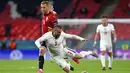 Pemain Republik Ceko Tomas Soucek (kiri) berebut bola dengan pemain Inggris Luke Shaw pada pertandingan Grup D Euro 2020 di Stadion Wembley, London, Selasa (22/6/2021). Inggris menang 1-0. (Justin Tallis, Pool photo via AP)