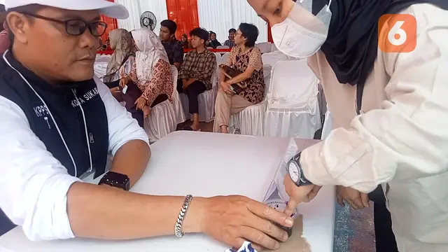 Warga saat mengikuti simulasi pemilihan dan pemungutan suara di Lapang Merdeka Kota Sukabumi, digelar oleh KPU Kota Sukabumi (Liputan6.com/Fira Syahrin).