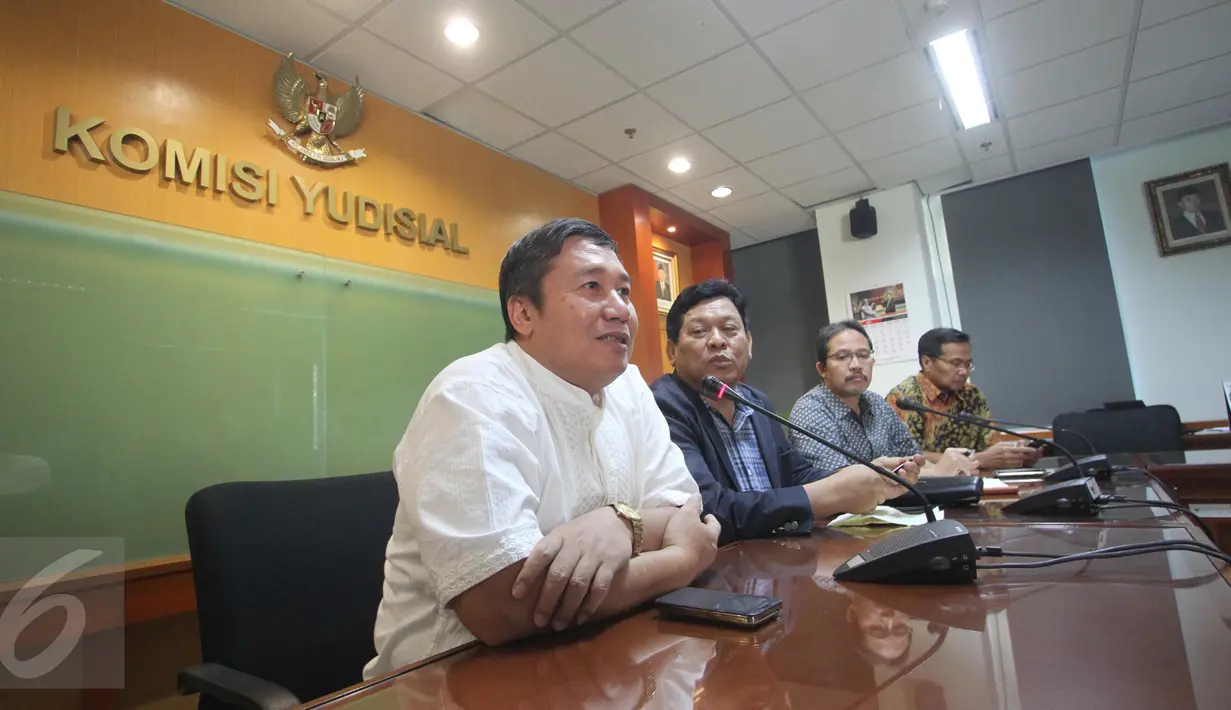Komisioner KY Taufiqurahman Sahuri (kiri) dan Imam Anshori Saleh memberikan keterangan mengenai penetapan tersangka ketua dan komisioner KY dalam dugaan pencemaran nama baik Hakim Sarpin, Jakarta, Minggu (12/7). (Liputan6.com/Faizal Fanani) 
