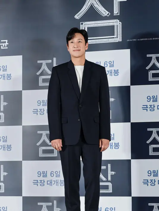 <p>Pada pertengahan Agustus, aktor Lee Sun Kyun sempat menghadiri press distribution preview untuk film terbarunya yang berjudul Sleep. Dia menyapa awak media. (Foto: Instagram/ hoduent)</p>