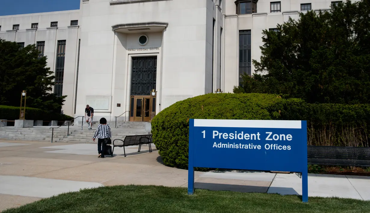 Suasana pintu masuk Pusat Medis Militer Nasional Walter Reed di Bethesda, Maryland, Senin (14/5). Gedung Putih mengumumkan Melania Trump, istri Presiden AS Donald Trump, menjalani operasi untuk menyembuhkan kondisi ginjalnya. (AP/Carolyn Kaster)