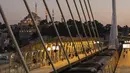 Penumpang menunggu kereta di Jembatan Tanduk Emas dengan latar belakang Masjid Suleymaniye di Istanbul (26/7/2019). Dengan Laut Marmara, Tanduk Emas membentuk semenanjung dengan pelabuhan alam yang dalam. (AP Photo/Emrah Gurel)