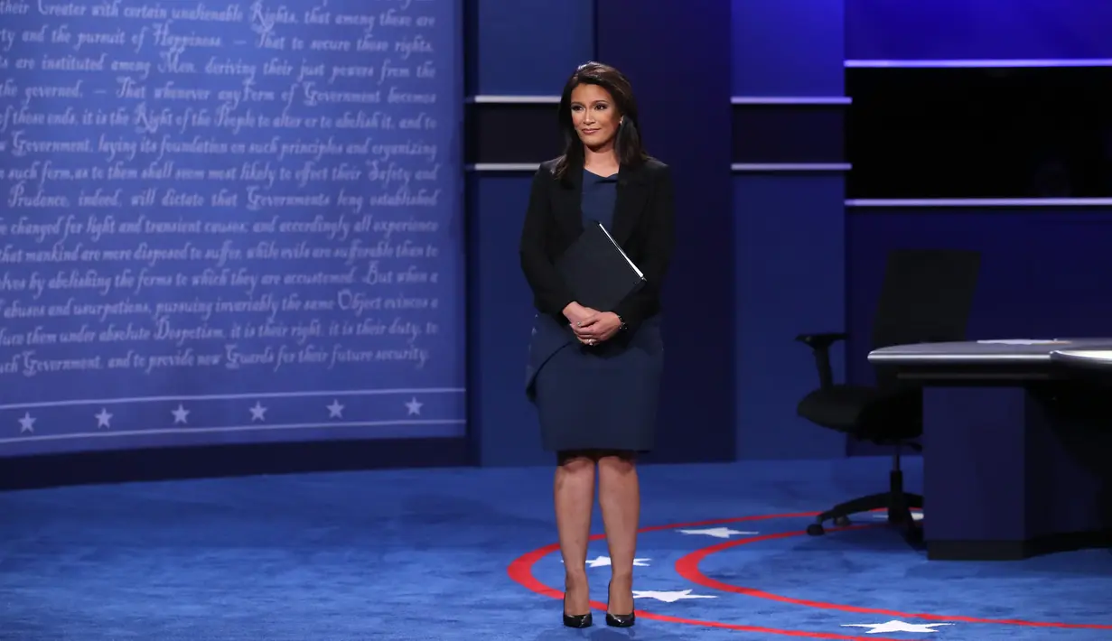 Elaine Quijano bersiap menjadi moderator tunggal debat perdana Cawapres AS di Longwood University, Virginia, Selasa (4/10). Elaine Quijano (41) juga menjadi moderator debat termuda yang pernah ada dalam sejarah pilpres AS. (Mark Wilson/Getty Images/AFP)