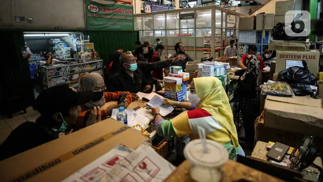 Penjualan Vitamin dan Alkes di Pasar Pramuka Meningkat