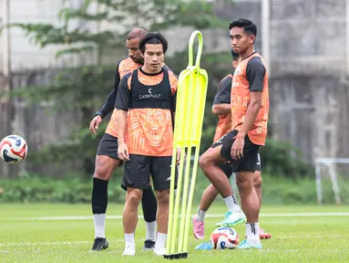 Rizky Ridho (kanan) dan Ryo Matsumura (tengah) tampak serius dalam sesi latihan Persija Jakarta yang diadakan di Persija Training Ground, Depok, pada Senin (2/2/2026) sore WIB sebagai persiapan untuk melawan Arema FC. (Bola.com/Nur Iman Ali)