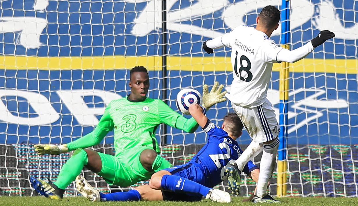 Kiper Chelsea, Eduardo Mendy (kiri) tercatat telah melakukan clean sheet sebanyak 14 kali dengan 24 penampilan sampai pekan ke-28 Liga Inggris 2020/2021. (Foto: AFP/Pool/Lindsey Parnaby)