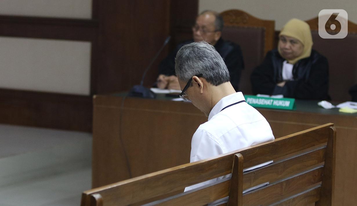 Mantan Direktur Produksi dan Teknologi PT Krakatau Steel (Persero) Wisnu Kuncoro menjalani sidang vonis dugaan suap di Pengadilan Tipikor, Jakarta, Senin (11/11/2019). Wisnu divonis 1 tahun dan 6 bulan penjara serta denda Rp 50 juta subsider dua bulan kurungan. (Liputan6.com/Herman Zakharia)