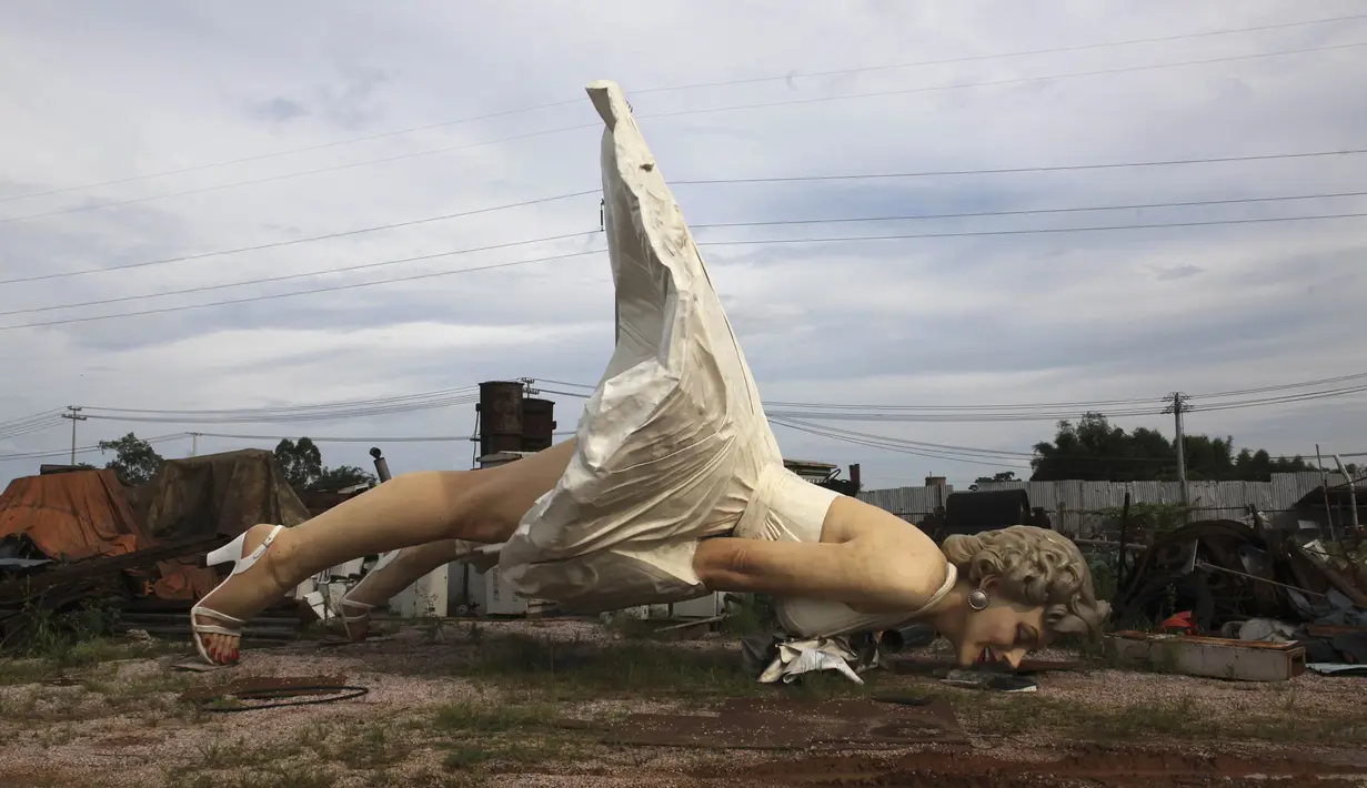 Patung raksasa aktris Marilyn Monroe terlihat di lokasi pembuangan sampah di Guigang, Tiongkok, Rabu (18/6/14). (REUTERS/China Daily