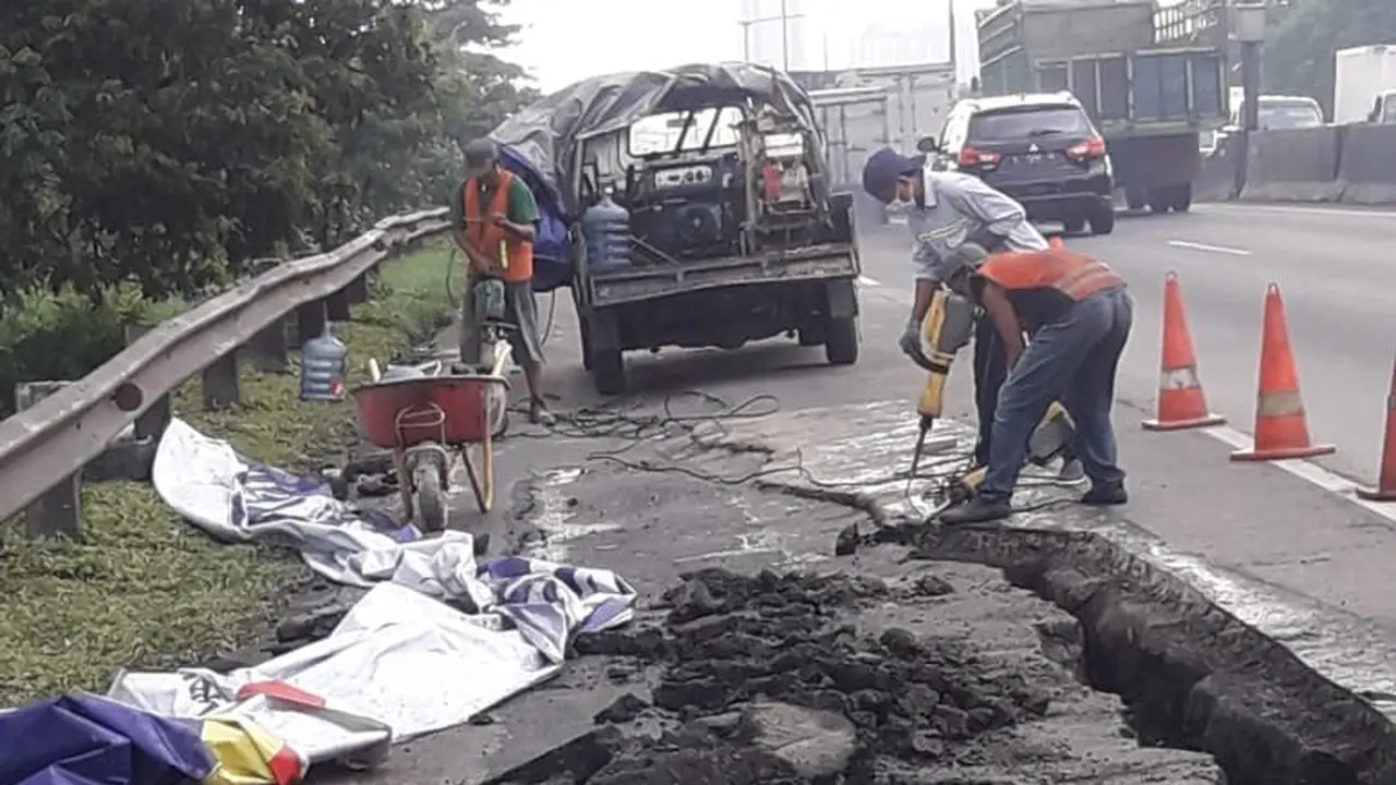 Jalan tol Surabaya-Gempol di KM06+200 arah Gempol ambles, Rabu (27/1/2021). (Dian Kurniawan/Liputan6.com)
