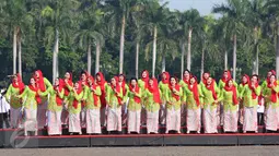Paduan suara dari Dharma Wanita provinsi DKI Jakarta memeriahkan upacara peringatan hari ulang tahun Jakarta ke-489 di Lapangan Monas, Rabu (22/6). Upacara HUT Jakarta itu dipimpin Gubernur DKI Basuki 'Ahok' Tjahaja Purnama. (Liputan6.com/Gempur M Surya)