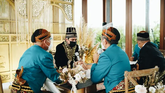 Adipati Dolken Nikahi Canti Tachril