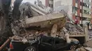 Sebuah kendaraan tertimpa reruntuhan setelah gempa bumi melanda Cali, Kolombia, Senin, 10 Agustus 2026. (Foto AP/Juan Diaz)