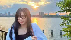 Tampil dengan kacamata frame hitam besar, Lisa Blackpink sukses curi perhatian. Melalui akun Instagram pribadinya, dirinya juga terlihat tak memakai makeup dalam balutan busana kasual. (Liputan6.com/IG/@lalalalisa_m)